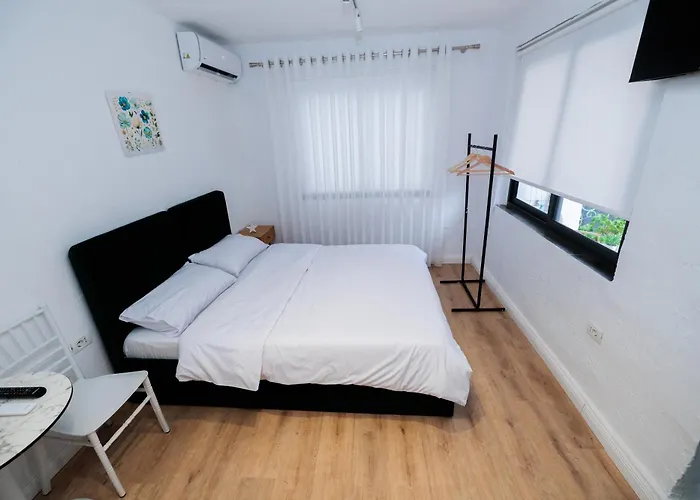 Pensión New Bazaar 3*